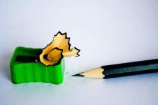 铅笔、橡皮、削笔刀、笔盒 - 童话作文350字