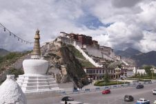 西藏布达拉宫导游词300字