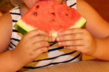 吃西瓜 - 关于水果的作文150字