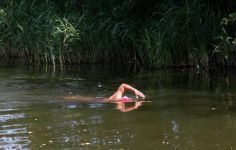 在芦茨村的溪水里游泳
