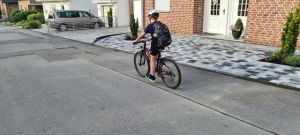 汽车和自行车 - 小学童话作文500字